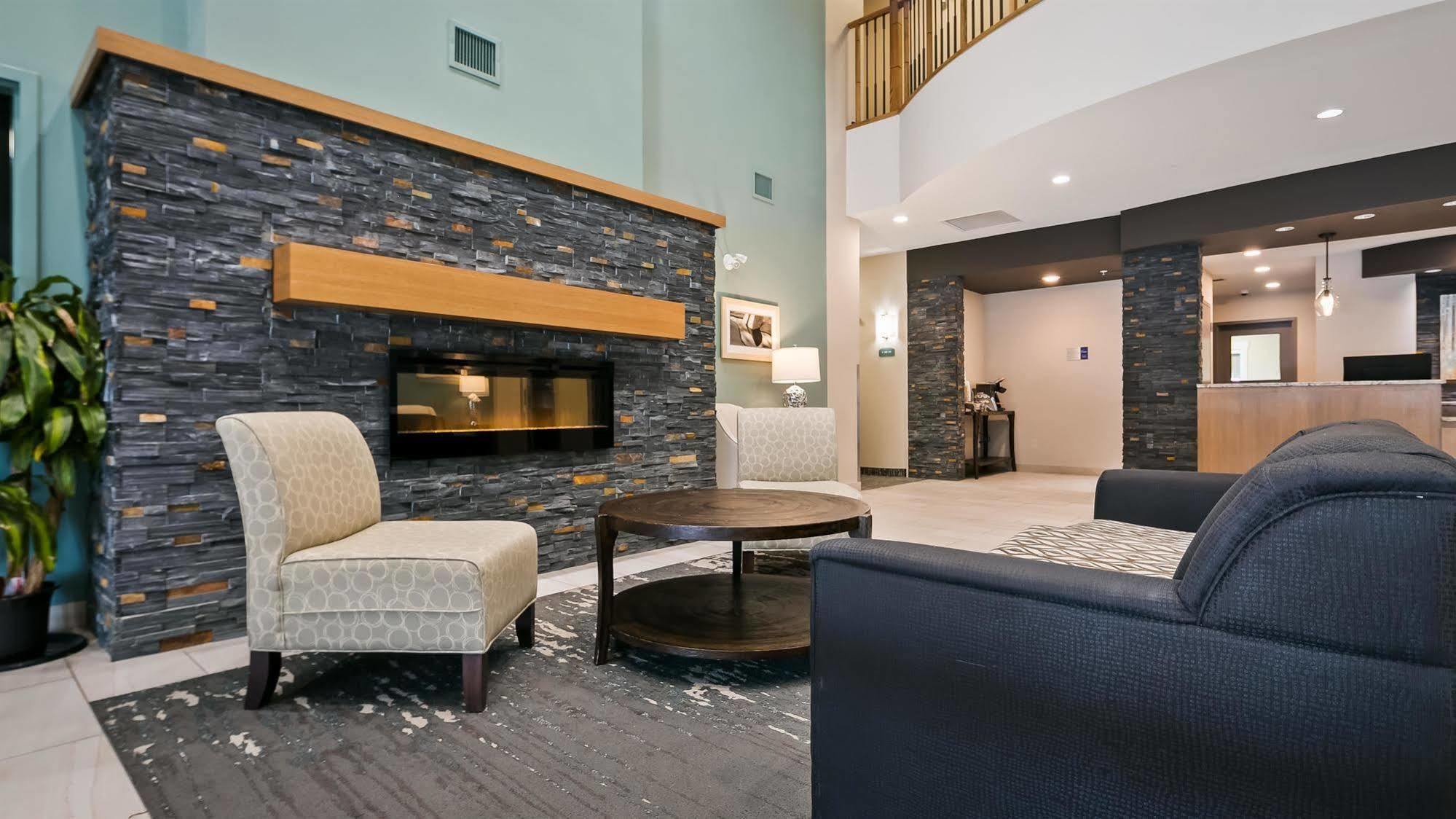 Best Western Plus Chestermere Hotel Eksteriør billede