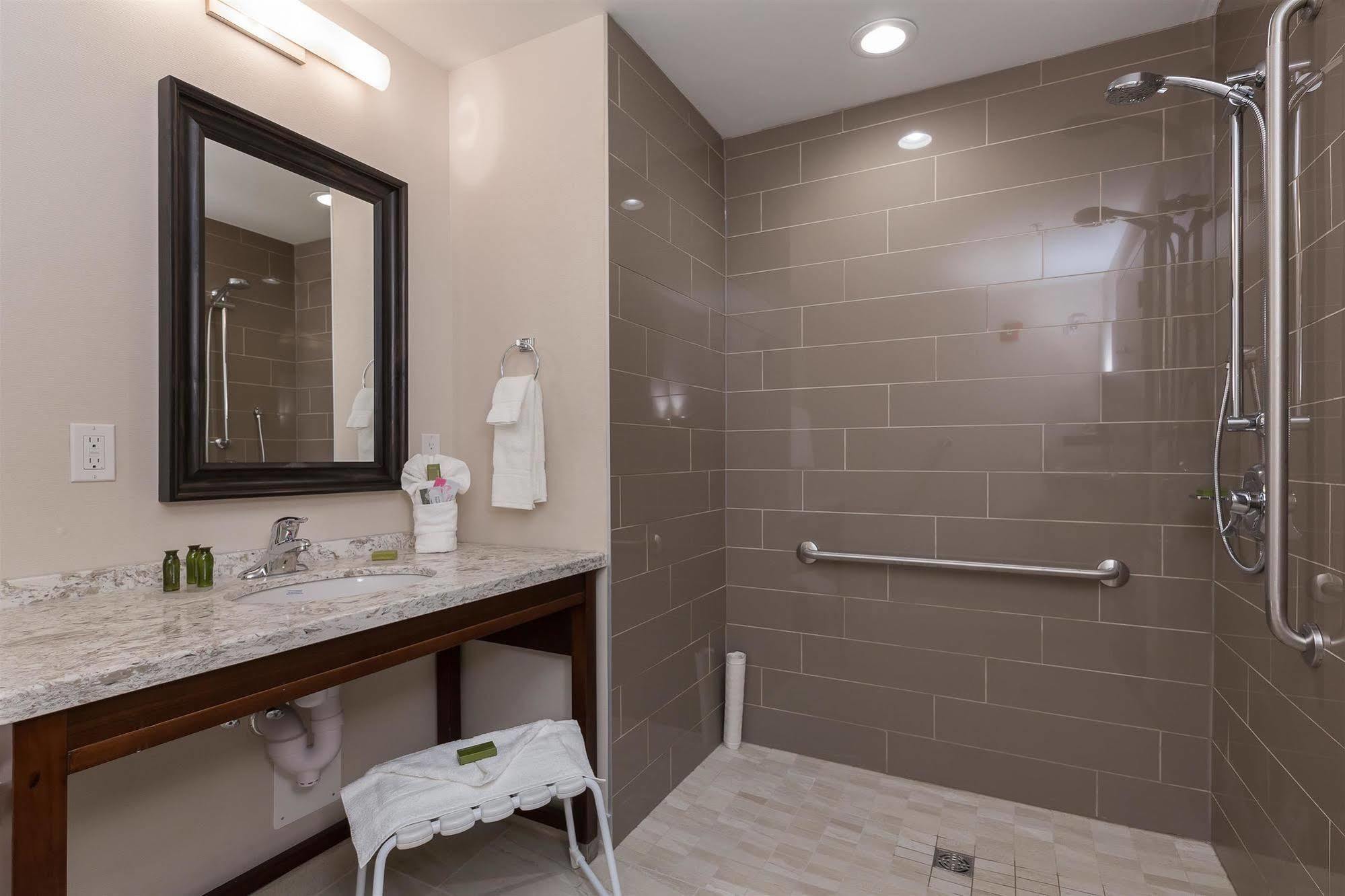 Best Western Plus Chestermere Hotel Eksteriør billede